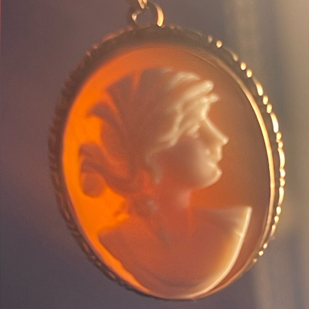 18k 750 stamp 1970’80s genuine Gold Cameo shell Pendant necklace 6.72 grams
